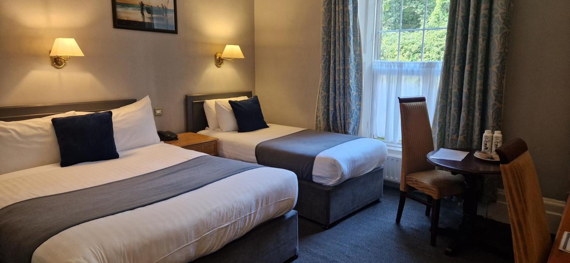 Commodore Hotel Cobh Dış mekan fotoğraf