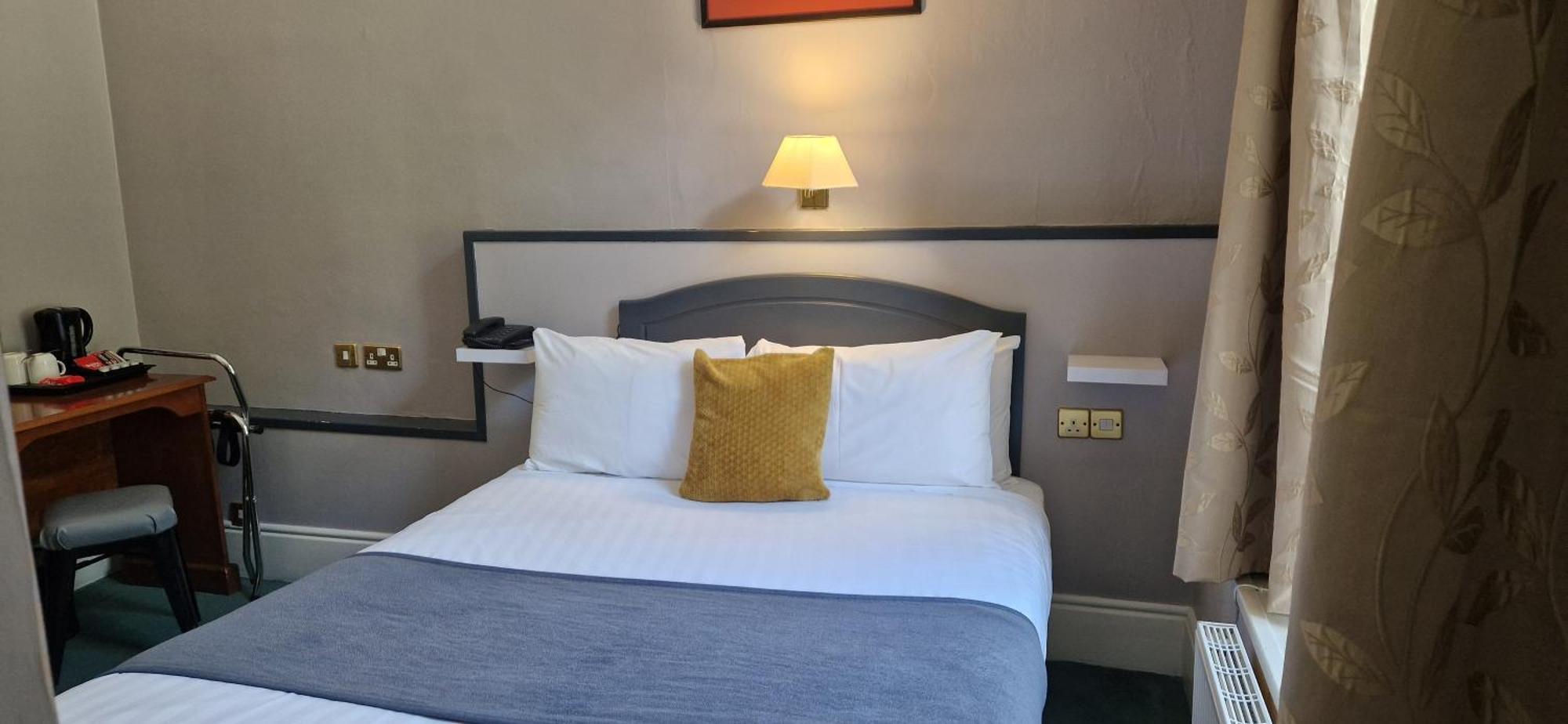 Commodore Hotel Cobh Dış mekan fotoğraf